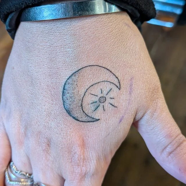 Tatouage lune et étoile sur la main, réalisé par Tattoo Rocket à La Flèche